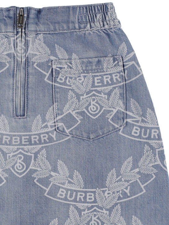 Burberry: Jupe courte en denim de coton imprimé logo - Bleu Clair - kids-girls_1 | Luisa Via Roma