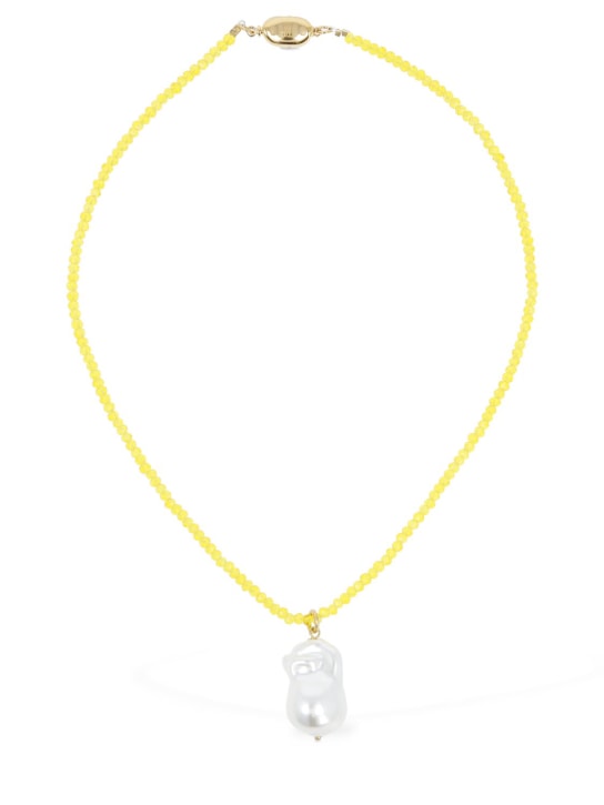 Timeless Pearly: Pearl drop charm collar necklace - Yellow/Pearl - women_0 | Luisa Via Roma