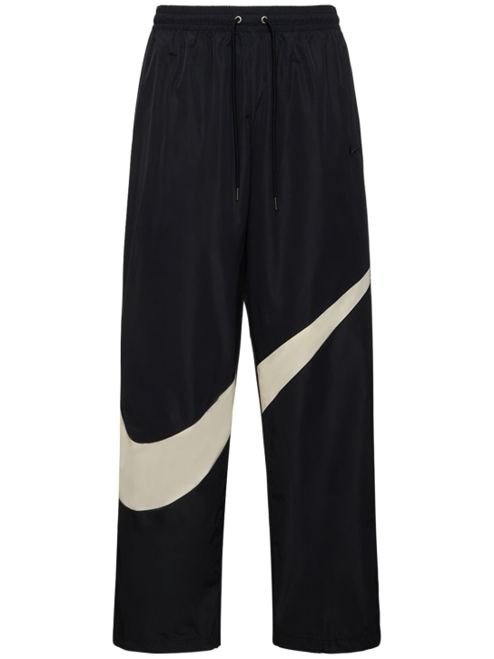 Nike: Pantalon en nylon tissé Swoosh - Black/Coconut M - men_0 | Luisa Via Roma