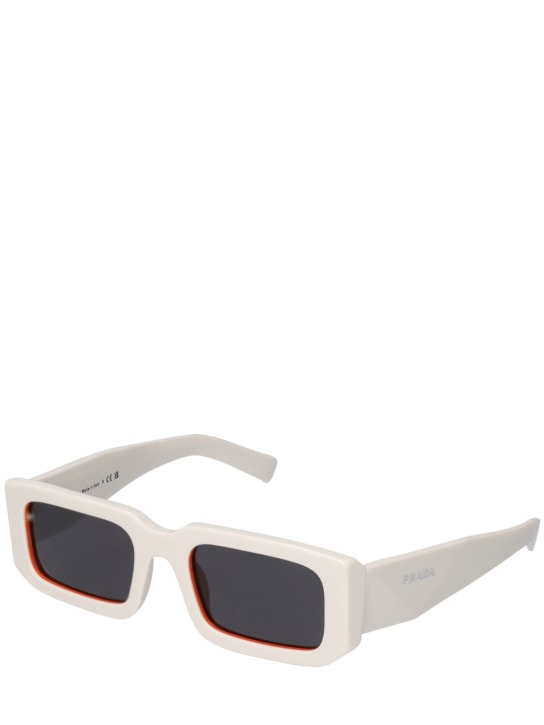 Prada: Eckige Sonnenbrille aus Acetat „Catwalk“ - Weiß/ Grau - women_1 | Luisa Via Roma