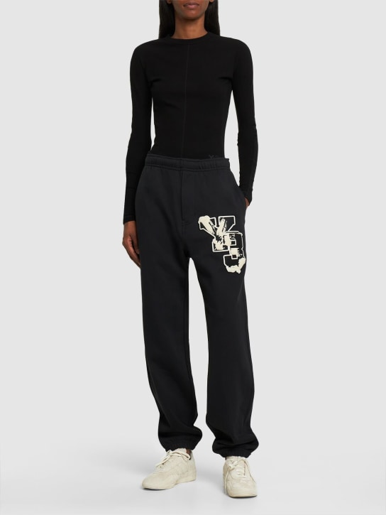 Y-3: Pantalones GFX de felpa de algodón - Negro - women_1 | Luisa Via Roma
