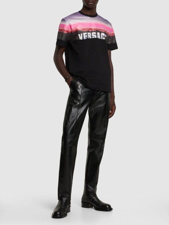 Versace: T-shirt en coton imprimé Versace Hills - Noir - men_1 | Luisa Via Roma