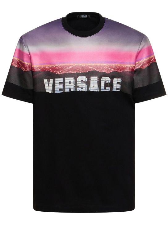 Versace: T-shirt en coton imprimé Versace Hills - Noir - men_0 | Luisa Via Roma