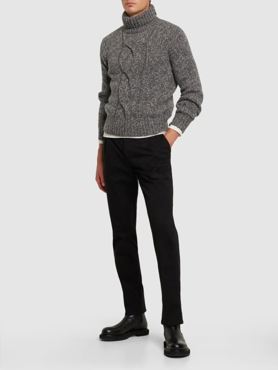 Brunello Cucinelli: Suéter de cashmere con cuello vuelto - Gris - men_1 | Luisa Via Roma