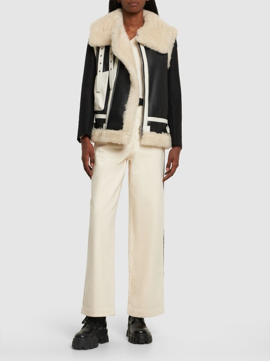 Sacai: Oversized Mantel aus Kunstshearling - Schwarz/Ecru - women_1 | Luisa Via Roma