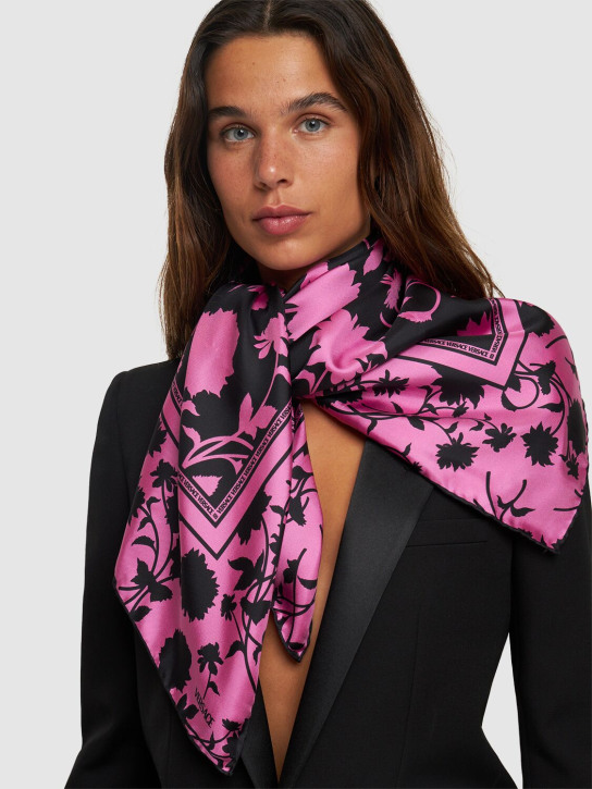 Versace: Organic silk twill floral foulard - Black/Waterlily - women_1 | Luisa Via Roma