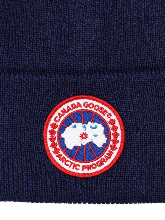 Canada Goose: Cappello beanie Artic Disc in lana - Navy - men_1 | Luisa Via Roma