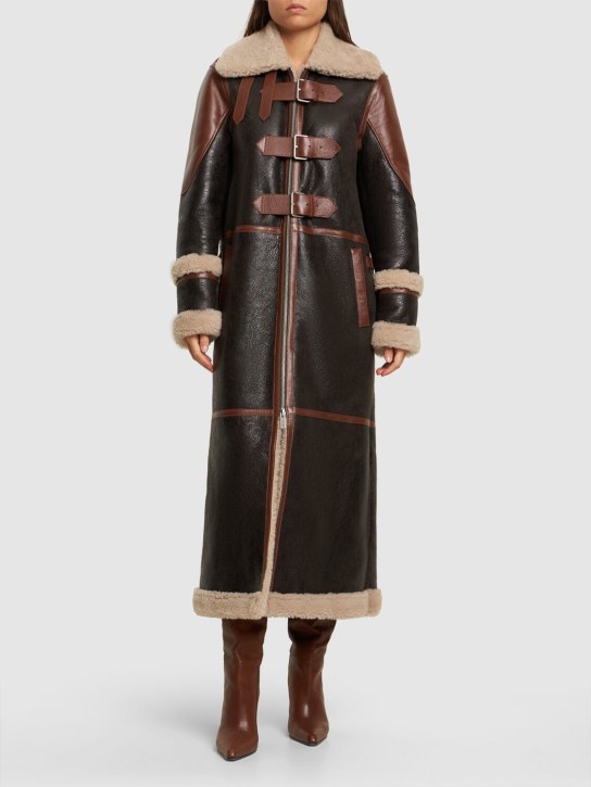 Blumarine: Manteau long en cuir avec boucles - Marron/Beige - women_1 | Luisa Via Roma