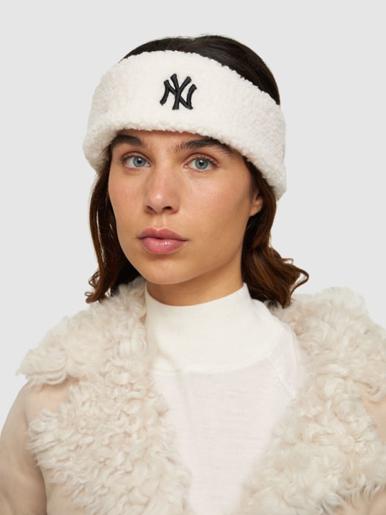 New Era: New York Yankees teddy headband - White - women_1 | Luisa Via Roma