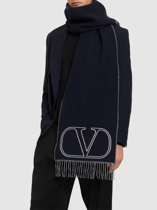 Valentino Garavani: Vlogo signature cashmere scarf - Navy - men_1 | Luisa Via Roma