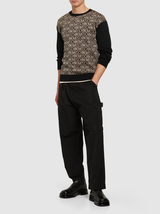 Moschino: Suéter de punto de lana con logo - Negro/Dorado - men_1 | Luisa Via Roma