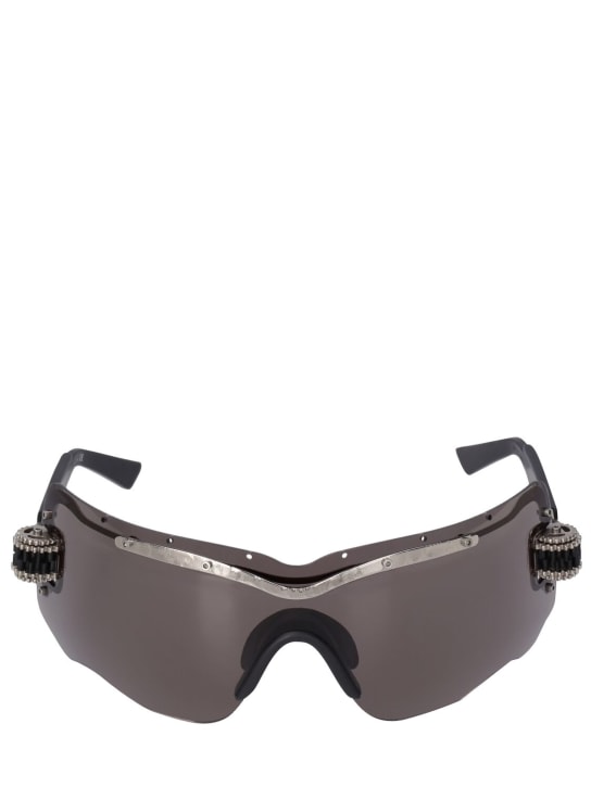 Kuboraum Berlin: Maskensonnenbrille aus Metall „E15“ - Silber/Schwarz - women_0 | Luisa Via Roma