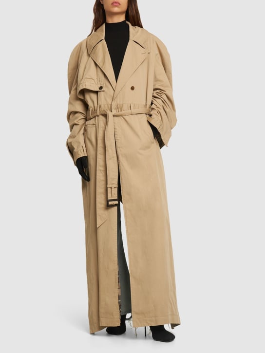 Balenciaga: Dekonstruierter Maxi-Trenchcoat aus Baumwolle - Dunkel Beige - women_1 | Luisa Via Roma