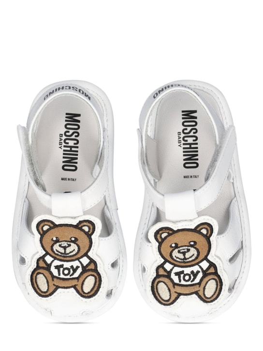 Moschino: Leather pre-walker shoes w/ patch - White - kids-girls_1 | Luisa Via Roma