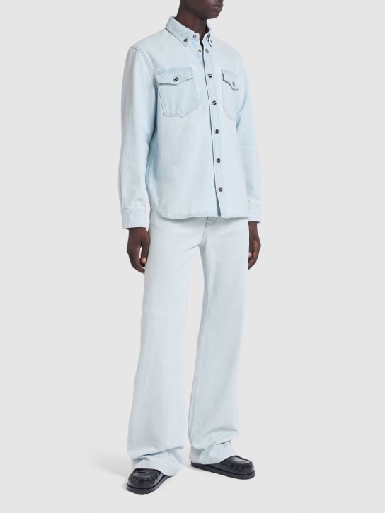 Versace: Hemd aus auseblichenem Baumwolldenim - Hellblau - men_1 | Luisa Via Roma