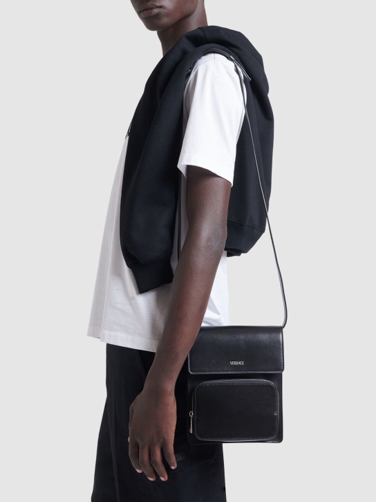 Versace: Kuriertasche aus Leder mit Logo - Black/Palladium - men_1 | Luisa Via Roma