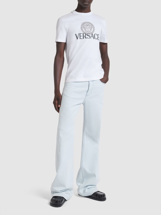 Versace: Camiseta de algodón jersey con logo - Optical W - men_1 | Luisa Via Roma