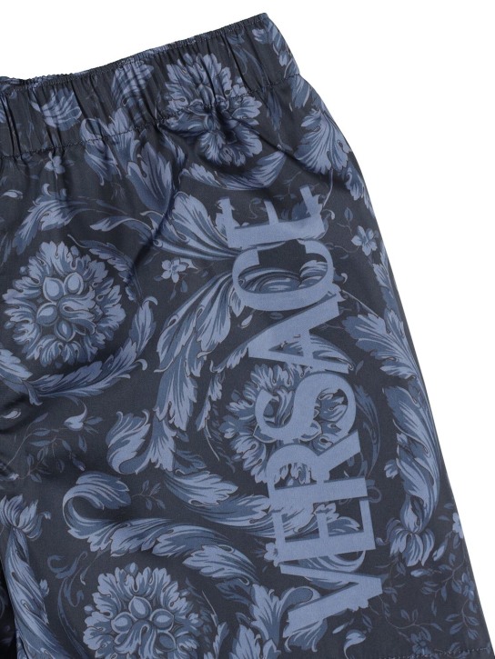 Versace: Bañador shorts de nylon con estampado - Azul Marino - kids-boys_1 | Luisa Via Roma