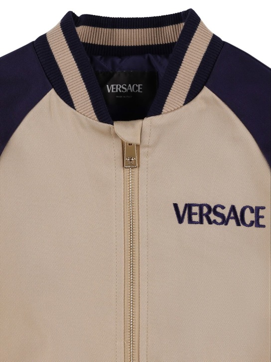 Versace: 자수 패디드 바시티 재킷 - 베이지/블루 - kids-boys_1 | Luisa Via Roma