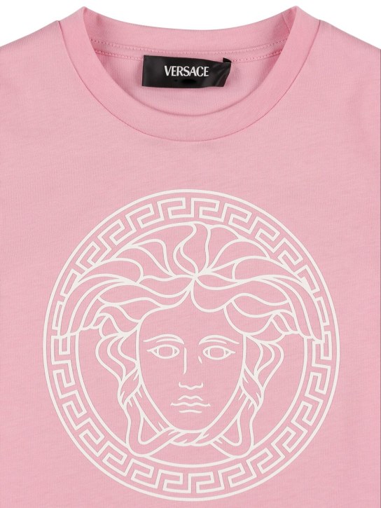 Versace: T-shirt en jersey de coton imprimé logo - Rose/Blanc - kids-girls_1 | Luisa Via Roma