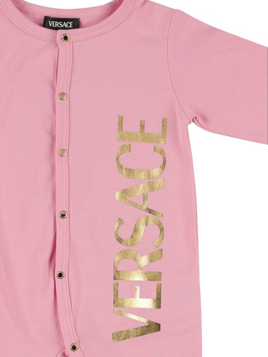 Versace: 코튼 저지 롬퍼 & 모자 - 핑크/골드 - kids-girls_1 | Luisa Via Roma