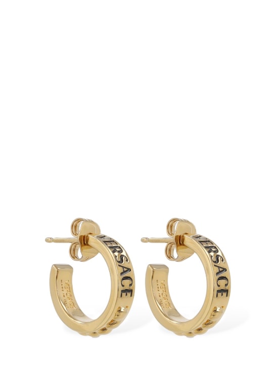 Versace: Orecchini in metallo con logo - Oro - men_0 | Luisa Via Roma