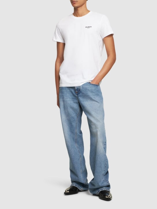 Balmain: Camiseta de algodón orgánico con logo floqueado - Blanco - men_1 | Luisa Via Roma