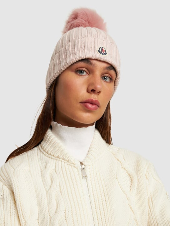 Moncler: 绒球装饰羊毛便帽 - 粉色 - women_1 | Luisa Via Roma