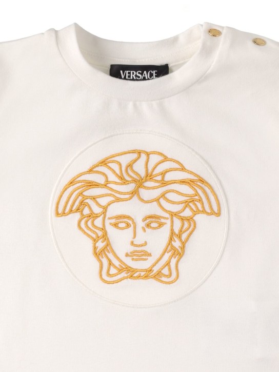 Versace: T-shirt in jersey di cotone con ricamo - Bianco/Oro - kids-boys_1 | Luisa Via Roma