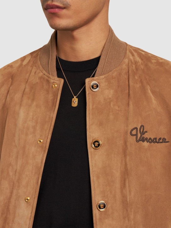 Versace: Collana in metallo con charm logo - Oro - men_1 | Luisa Via Roma