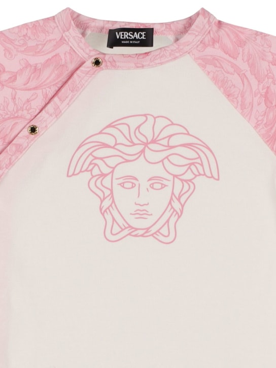 Versace: Tutina in jersey di cotone con stampa Medusa - Bianco/Rosa - kids-girls_1 | Luisa Via Roma