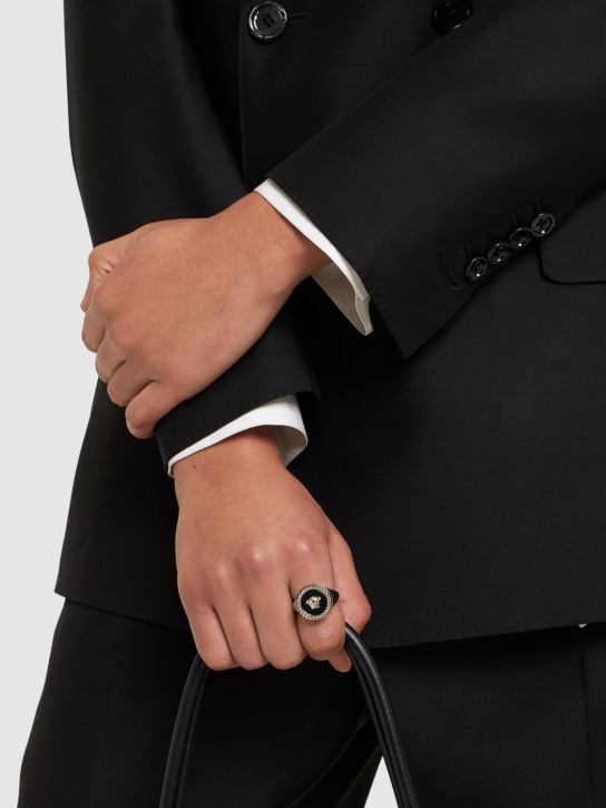 Versace: Anneau logo en métal - Argent/Noir - men_1 | Luisa Via Roma