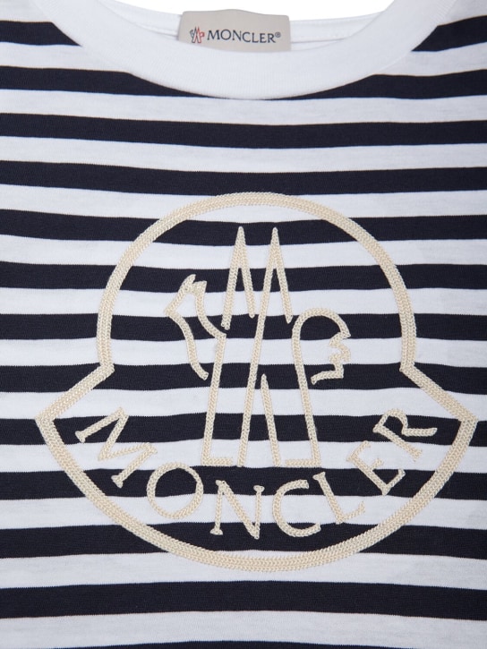 Moncler: T-Shirt aus Baumwolle mit Streifen- und Logodruck - Blau/Weiß - kids-girls_1 | Luisa Via Roma