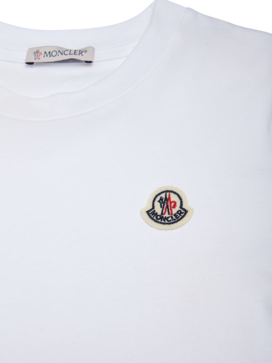 Moncler: T-shirt in cotone con logo - Bianco Ottico - kids-girls_1 | Luisa Via Roma