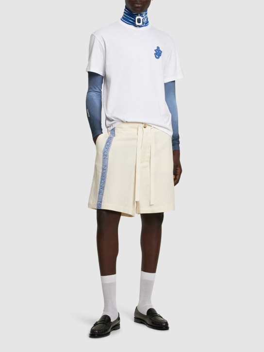 JW Anderson: Shorts larghi in lino e cotone - Off White - men_1 | Luisa Via Roma