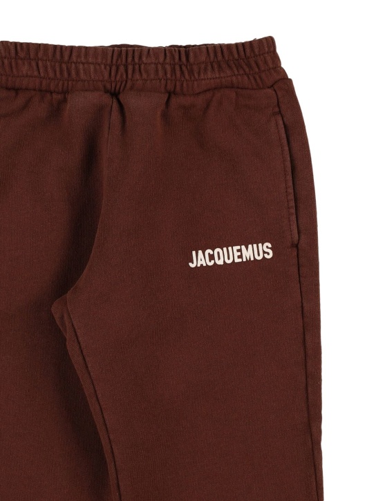 Jacquemus: Pantaloni in felpa di cotone con logo - Marrone - kids-boys_1 | Luisa Via Roma
