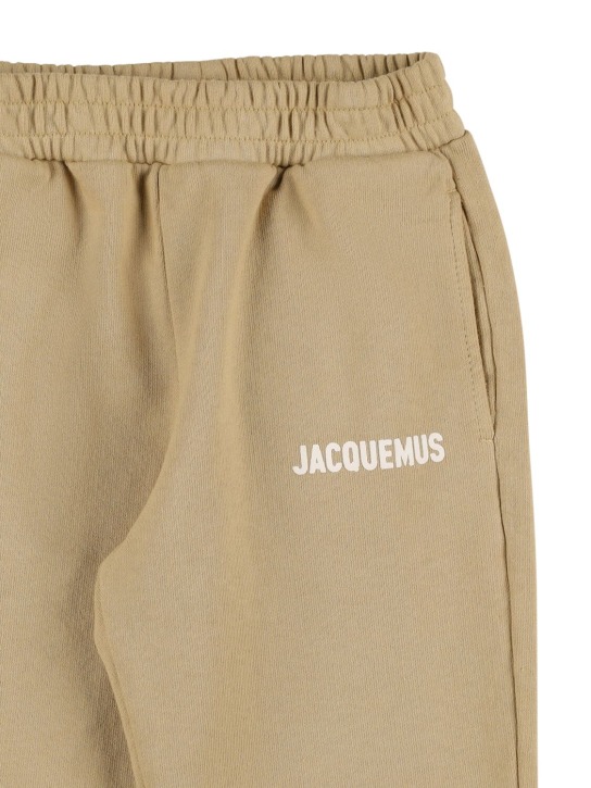 Jacquemus: Pantalon de survêtement en coton à imprimé logo - Beige Foncé - kids-girls_1 | Luisa Via Roma
