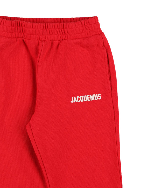 Jacquemus: Pantalon de survêtement en coton à imprimé logo - Rouge - kids-boys_1 | Luisa Via Roma