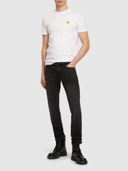 Versace: T-Shirt aus Baumwolljersey mit Medusendruck - Optisches Weiß - men_1 | Luisa Via Roma