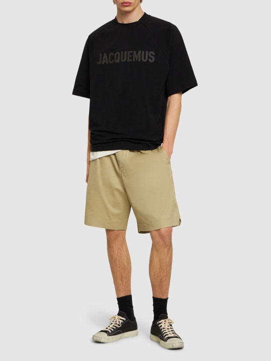 Jacquemus: T-shirt en coton Le Tshirt Typo - Noir - men_1 | Luisa Via Roma