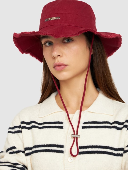 Jacquemus: Chapeau en coton à logo Le Bob Artichaut - Rouge Foncé - women_1 | Luisa Via Roma