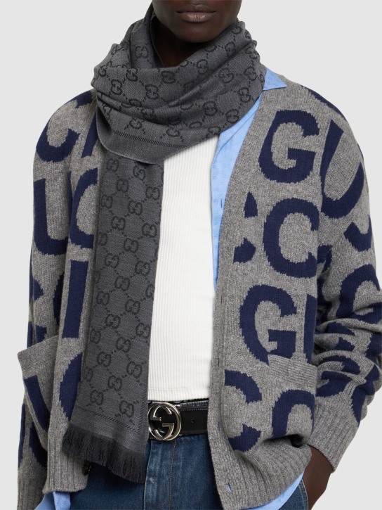 Gucci: Écharpe en laine jacquard GG - Anthracite/Black - men_1 | Luisa Via Roma