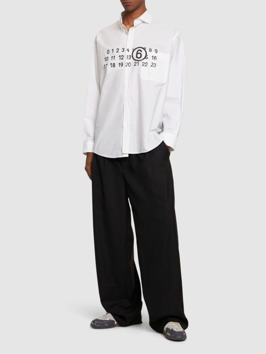 MM6 Maison Margiela: Hemd aus Baumwollpopeline mit Logodruck - Weiß - men_1 | Luisa Via Roma