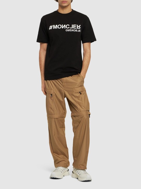 Moncler Grenoble: T-shirt in cotone con logo - Nero - men_1 | Luisa Via Roma