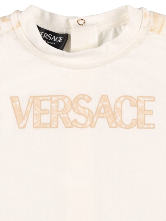 Versace: 코튼 저지 긴팔 롬퍼 & 모자 - 화이트/베이지 - kids-girls_1 | Luisa Via Roma