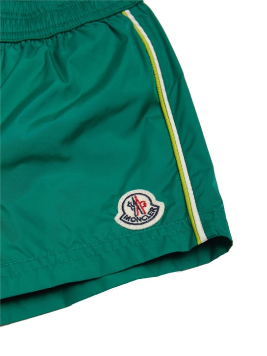 Moncler: Shorts mare in nylon con dettaglio logo - Verde - kids-boys_1 | Luisa Via Roma