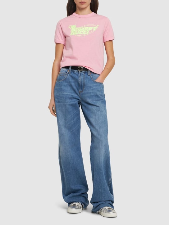 Gucci: T-Shirt aus Baumwolljersey mit Druck „70s“ - Sugar Pink - women_1 | Luisa Via Roma