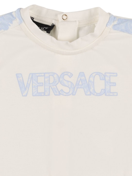 Versace: Langärmliger Strampler & Mütze aus Baumwolljersey - Weiß/Hellblau - kids-girls_1 | Luisa Via Roma