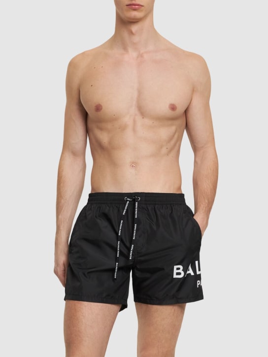 Balmain: Shorts mare in techno con logo - Nero/Bianco - men_1 | Luisa Via Roma