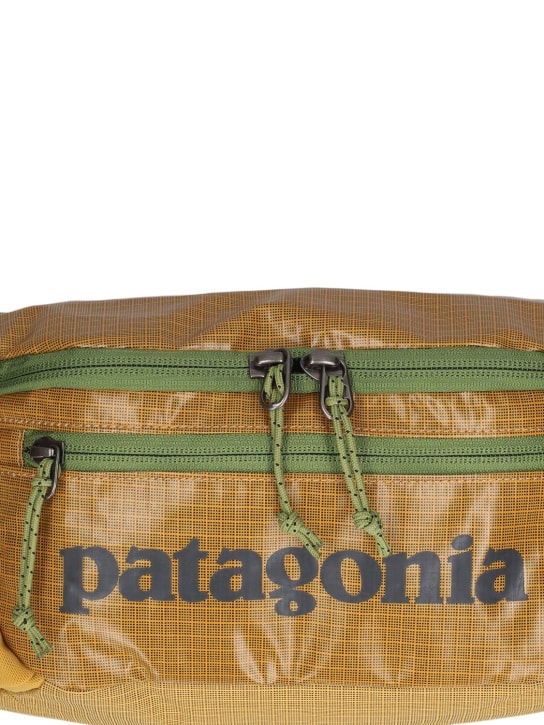 Patagonia: 5L Black Hole belt bag - Pufferfish Gold - men_1 | Luisa Via Roma